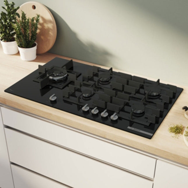 Bosch Series 6 PPM9A6I40, Tempered Glass 90cm Gas Hob in Black – view 2